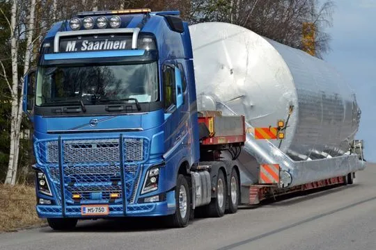 Mikko Saarinen Ky:n yhdistelmä kuljettaa tuulivoimalan tornin osaa satama-alueella