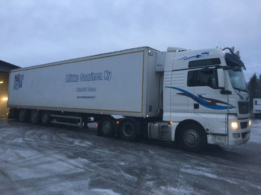 Mikko Saarinen Ky:n MAN-rekka umpikorillisella perävaunulla talvisella pihalla