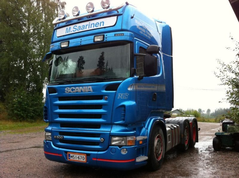 Mikko Saarinen Ky:n sininen Scania R500 -vetoauto