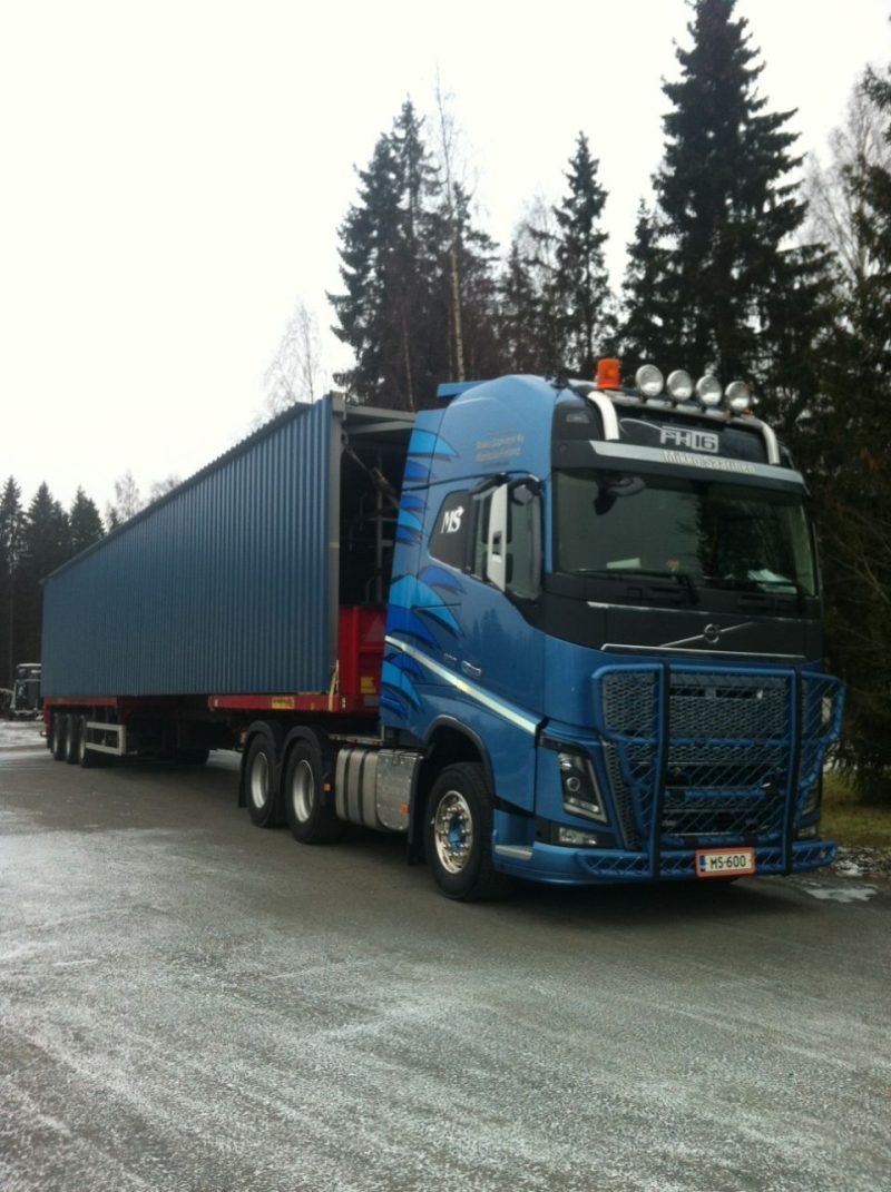 Sininen Volvo FH16 ja korkea elementtikuorma