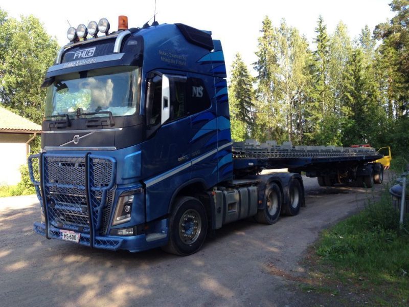 Volvo FH16 ja lavakuorma metsätiellä